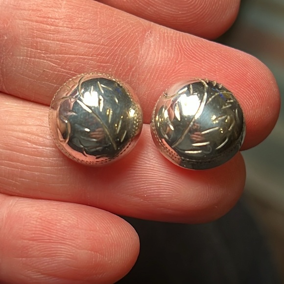 Vintage signed ND Native American etched sterling silver domed earrings - Picture 2 of 7